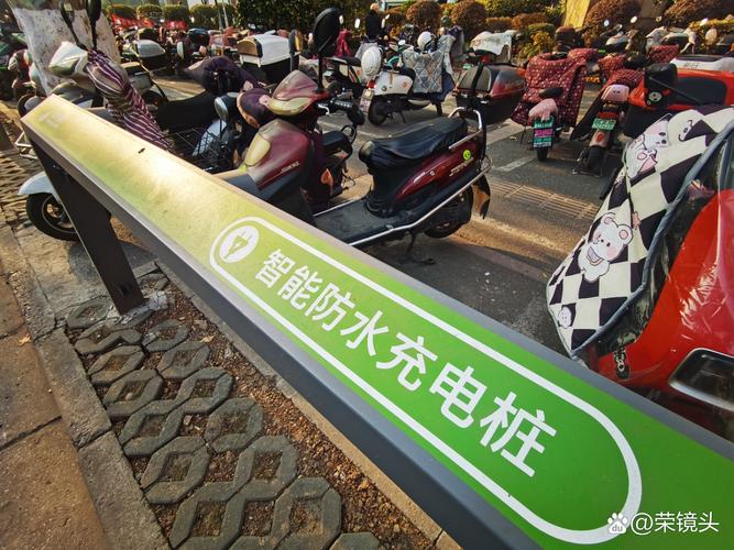 南京街头新能源充电站不同功率充电桩对比实景