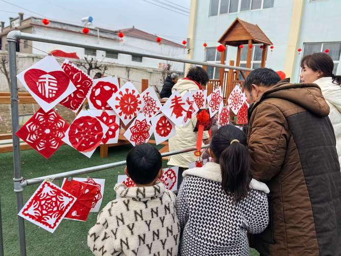 家长带幼儿逛庙会文化体验实拍