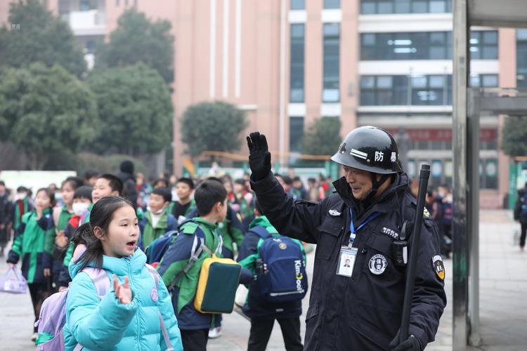 小学生参与校园安全巡逻活动