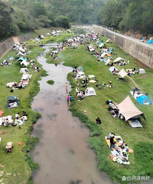 湖北南漳五大连池溪边草坪露营场景