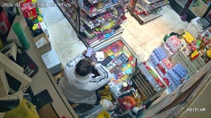 老城区临街烟酒店白天抢劫监控截图