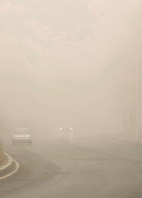 三、极端条件:雨天、雾天、节日的独特拍法