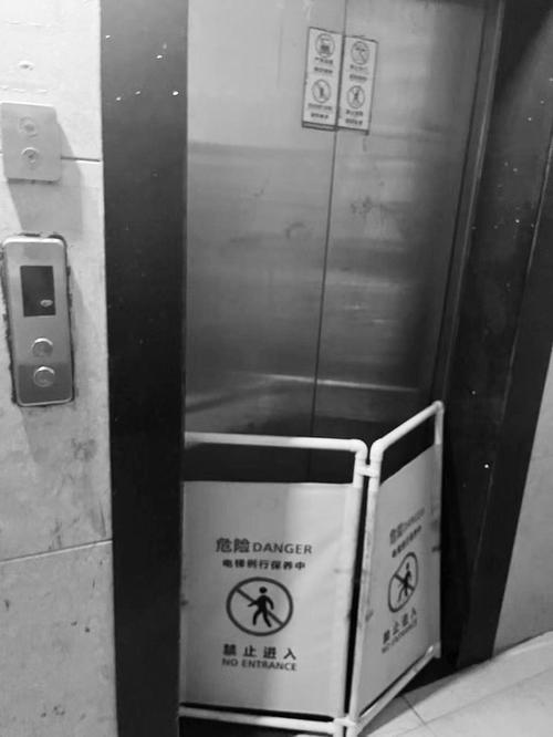 谁能想到，装完电梯第一出事故，就卡了三个月