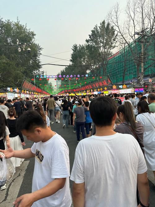 街拍摄影师大方与摊贩交流场景