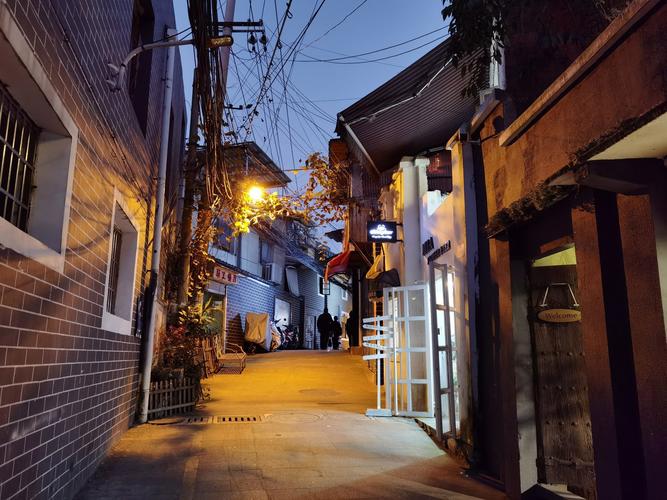 省府路石板街清晨光影