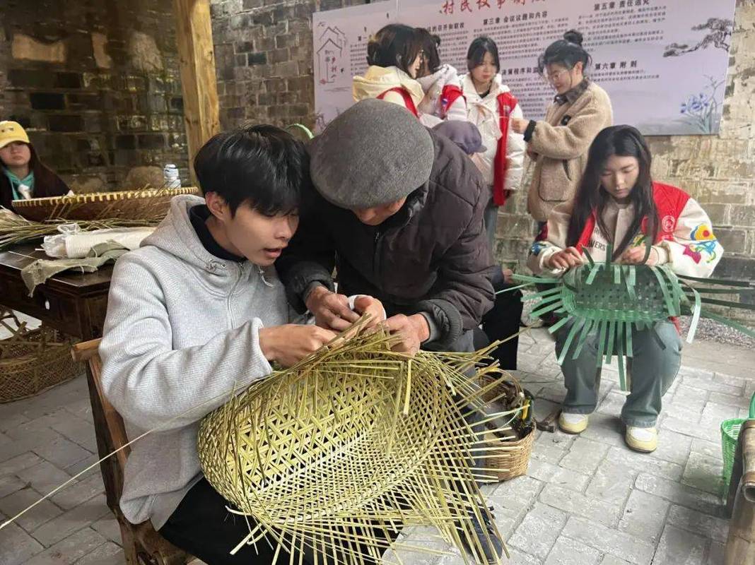 九华山庙会化城寺旁的竹编手艺人现场编竹篮
