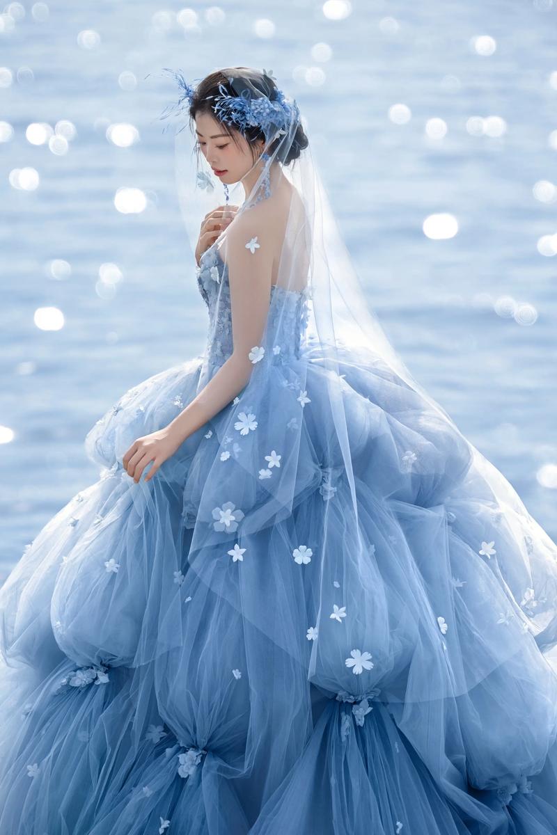 蓝色婚纱海边新娘背影照片