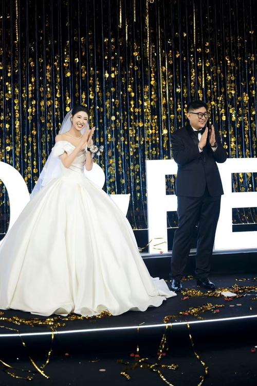 婚礼后台新郎紧张提问策划师特写