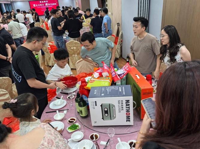 厦门家庭中秋围桌博饼活动实拍