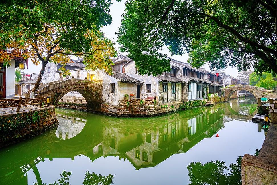 周庄古镇清晨水雾双桥