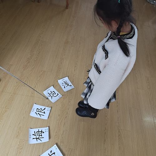 幼儿指着绘本认字好奇场景