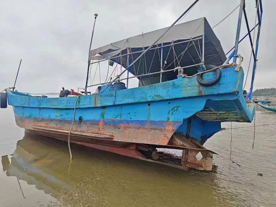 近海区域半沉没的小型玻璃钢货船实拍