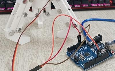 学生自制3D打印机械臂抓取乒乓球实物图