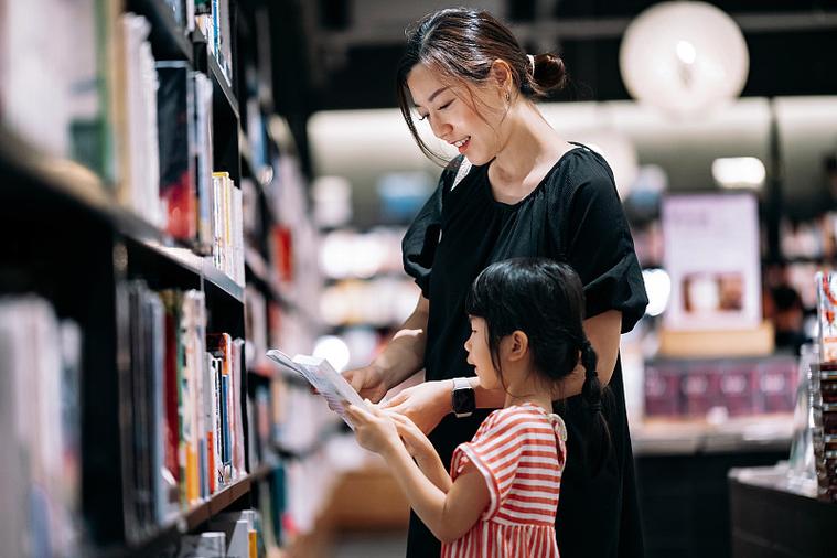 二胎妈妈陪姐姐单独逛书店的亲子场景