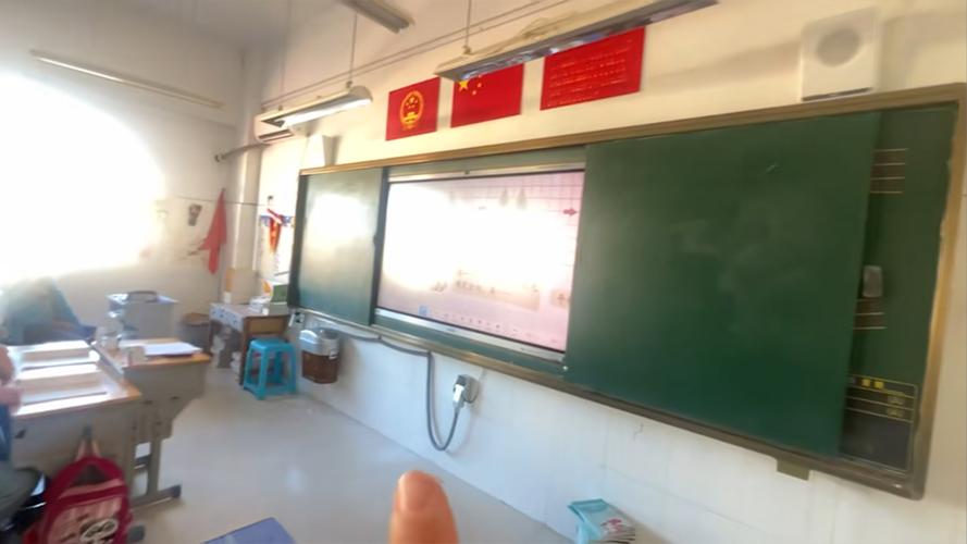 中学教室墙面移动反光光斑