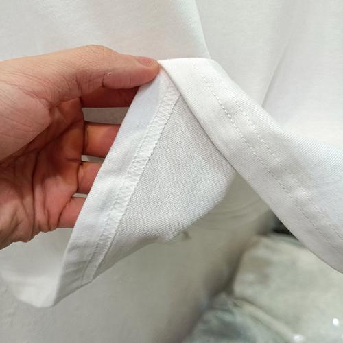 顺着棉T恤经纬线折出的浅折痕特写