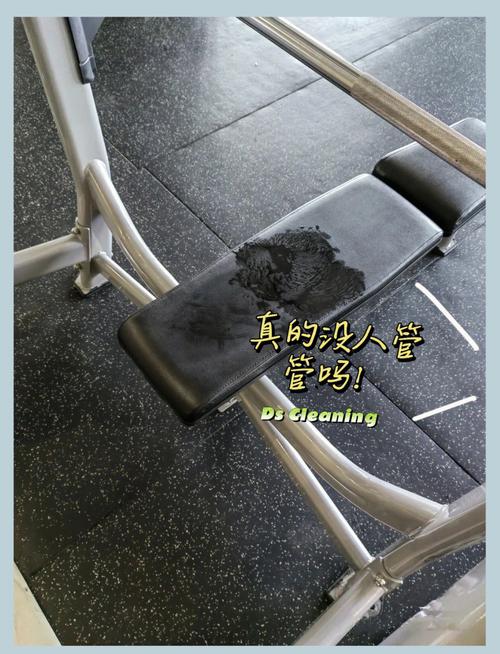 健身房休息区放着的温淡盐水和叠好的擦汗毛巾
