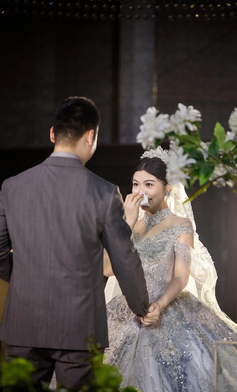 婚礼跟拍摄影师抓拍新娘感动瞬间