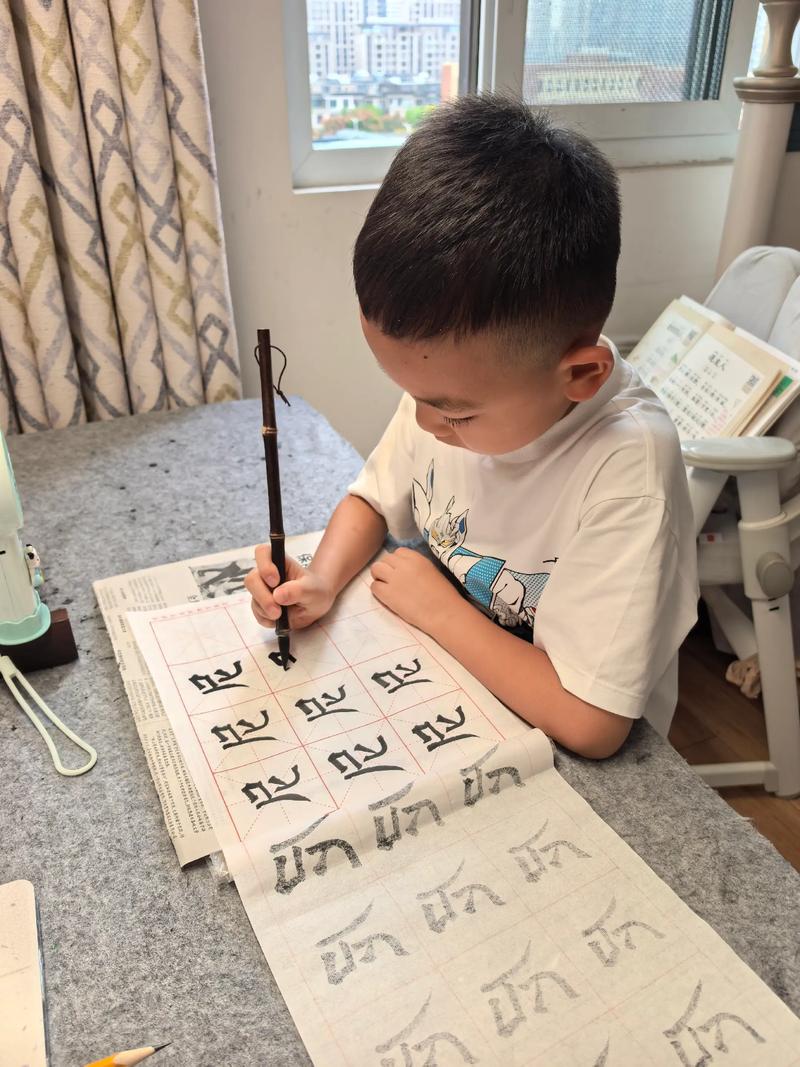 孩子认真悬腕写毛笔字特写