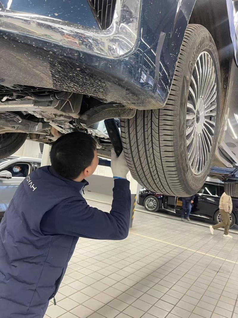 汽车举升机升车后底盘全景检查实拍