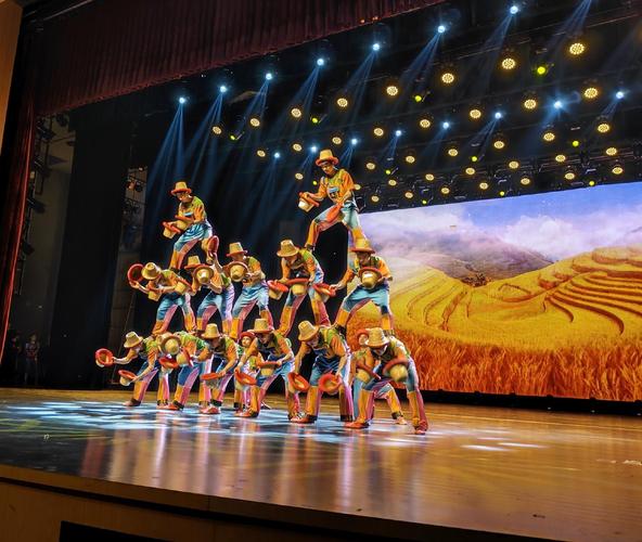 杂技演出抛接草帽节目观众区现场