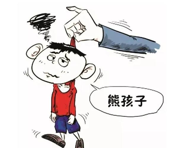 父亲指着满地的玩具，孩子愤怒地瞪着眼