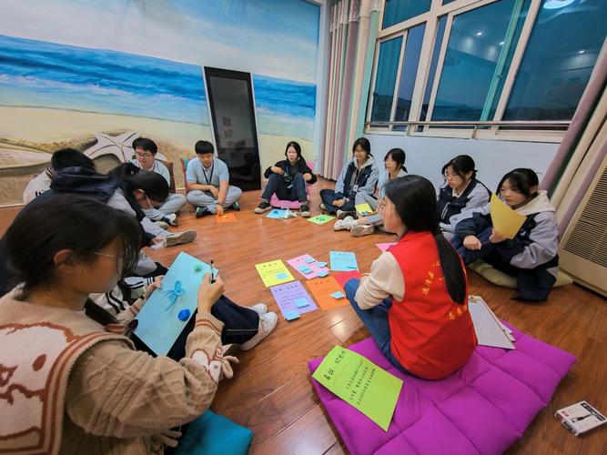 初中即兴喜剧社团学生围坐排演场景