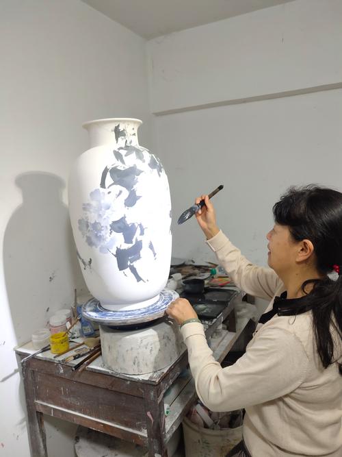 景德镇老厂匠人手工绘制青花瓷坯