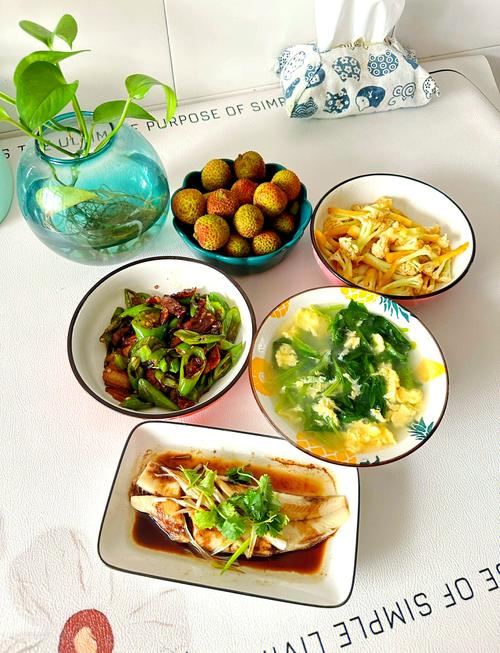 二胎家庭周末厨房准备两人份辅食场景