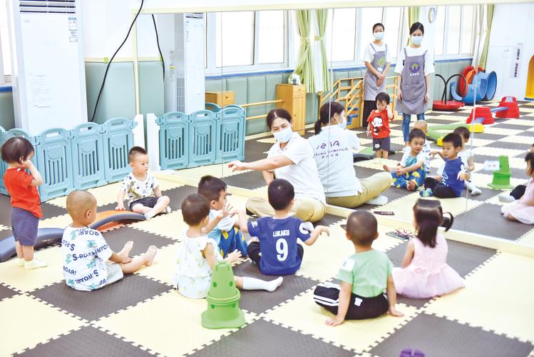 早教中心里孩子们在老师的带领下做游戏