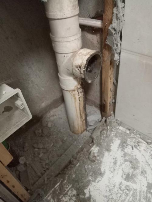 老房水电管道锈蚀与翻新对比