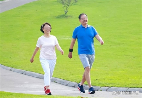 房颤患者户外温和散步场景
