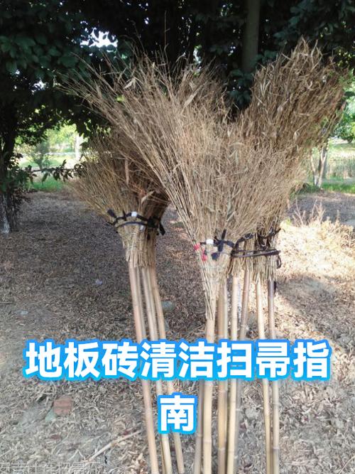 手持扫帚与瓷砖地面45度角清洁示意图