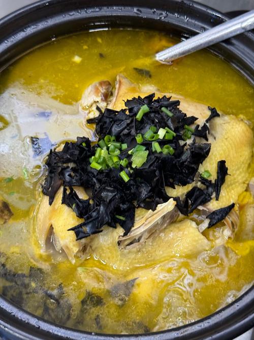岩耳炖土鸡特写