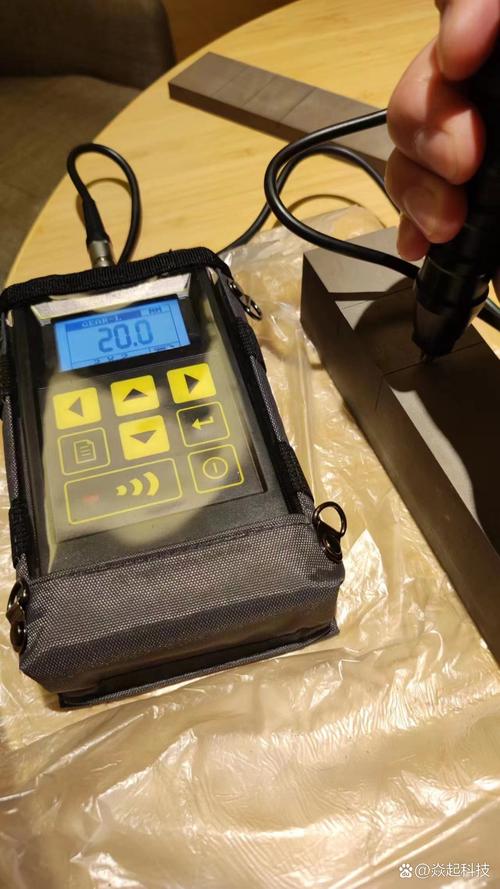 维修师傅用塞尺测量转向油壶裂纹深度实拍
