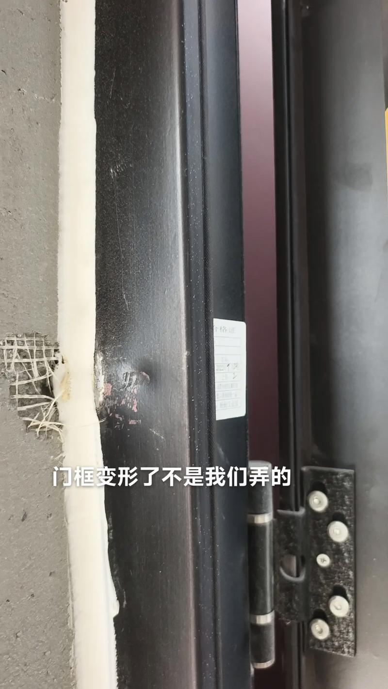 复合门门扇变形导致关不上缝隙特写