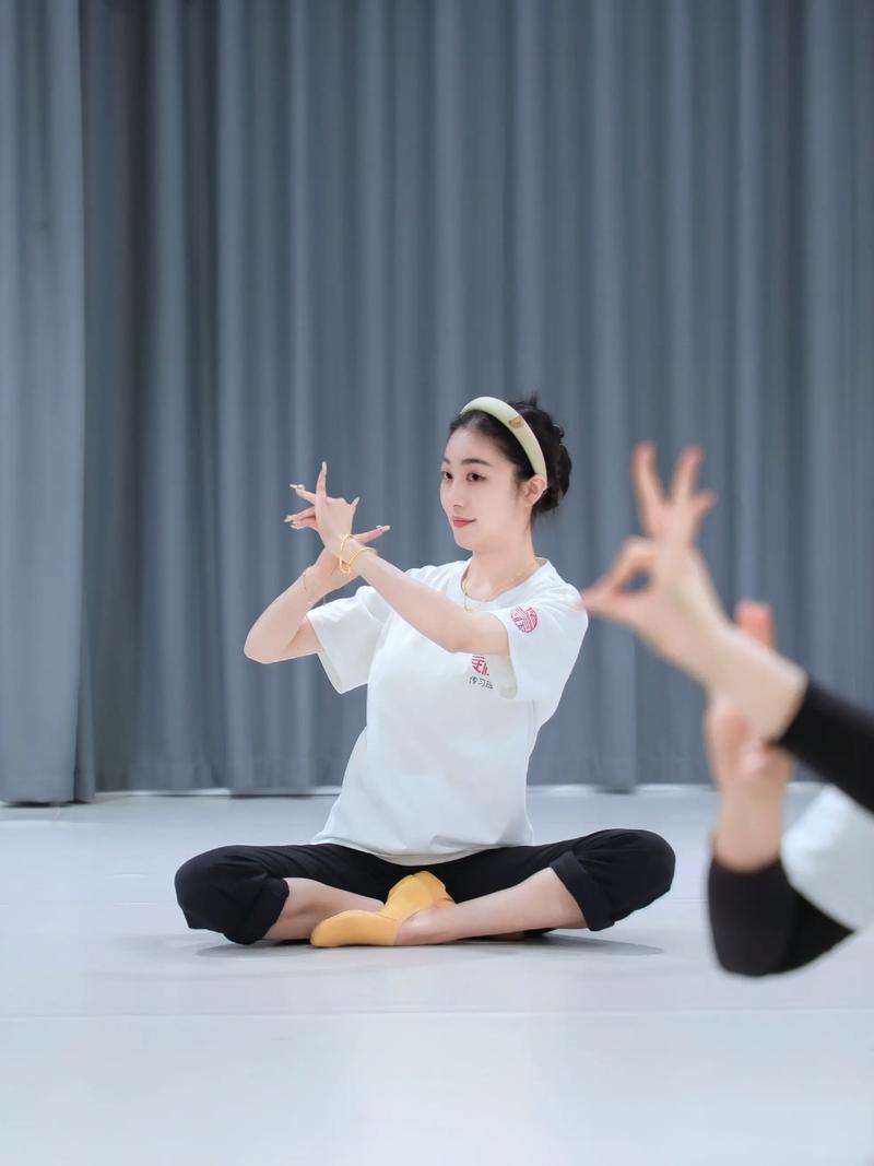 舞者对着手机录慢动作舞蹈练习视频