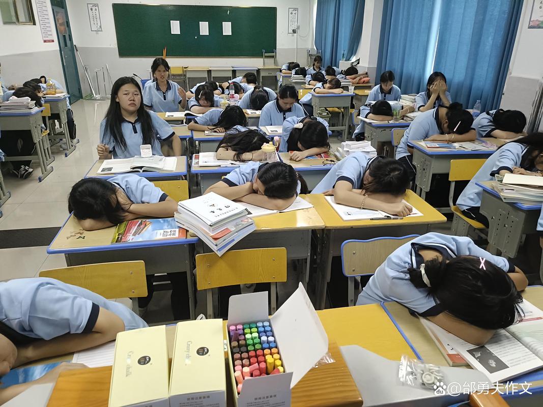 教师培训会上昏昏欲睡的学员
