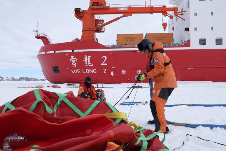 雪龙2号南极冰下机器人冰底探测作业