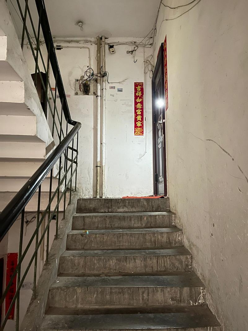 昏暗老旧楼道只有一扇小窗采光不足实拍