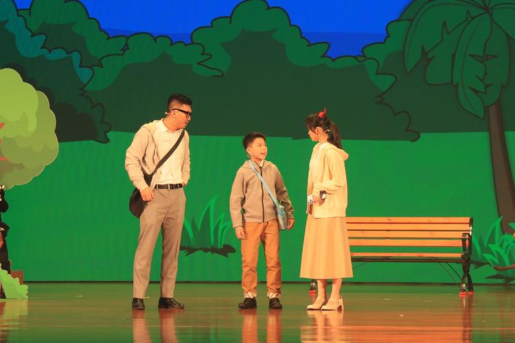 沙发上亲子互换角色戏剧扮演日常场景