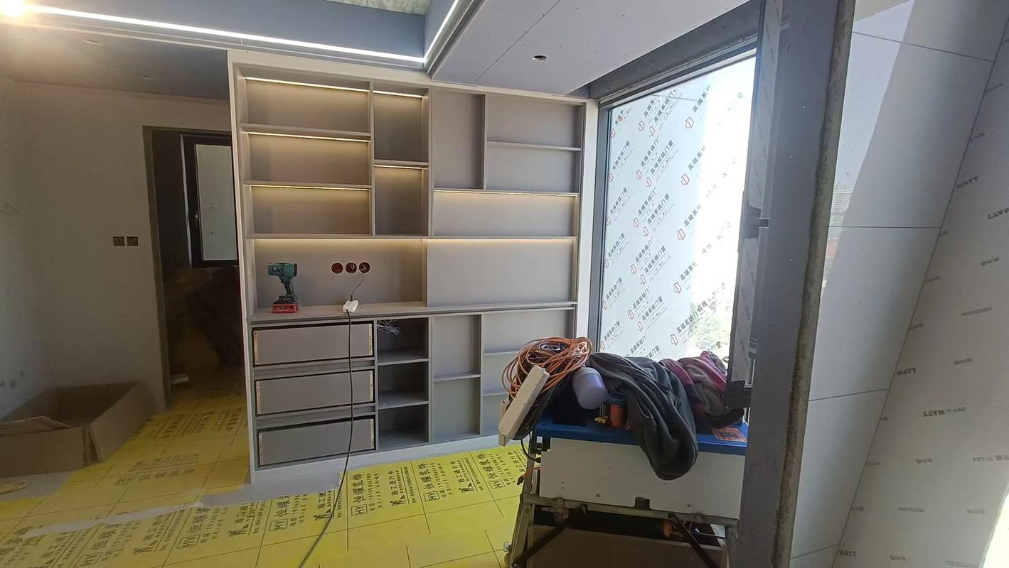 精装木工现场打柜体施工图