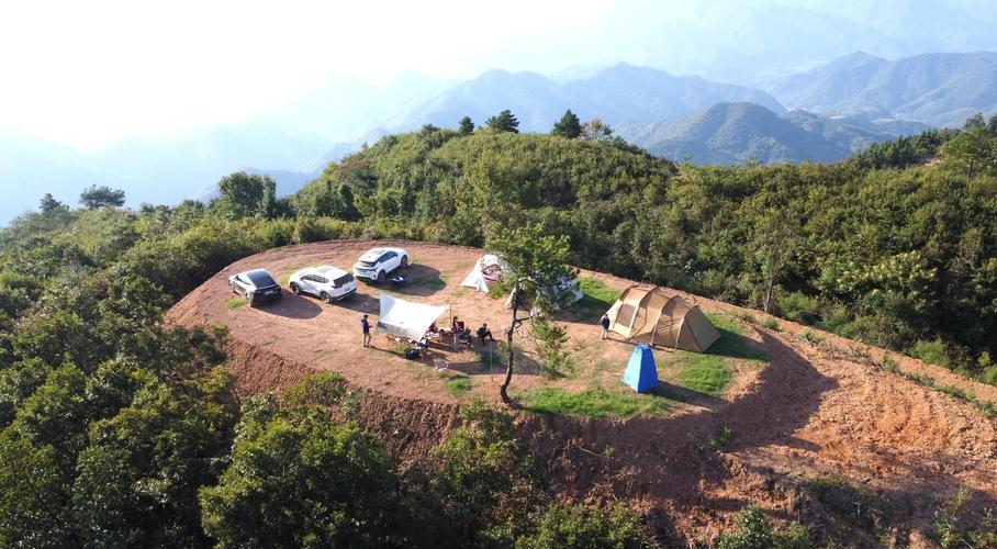 幸家坪村露营区望向山坳的开阔视野