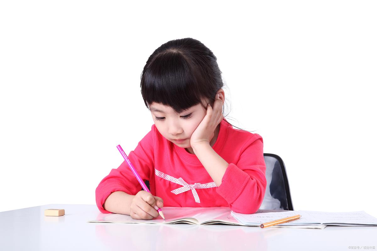 学生做题时突然停笔托腮思考的特写