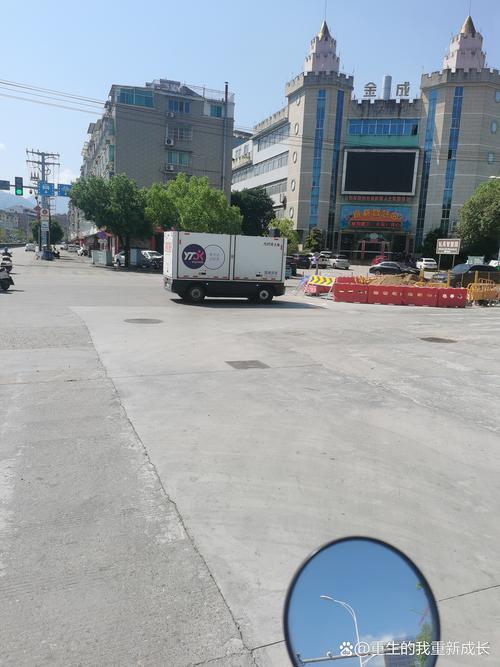 快递车在社区狭窄道路倒车困难