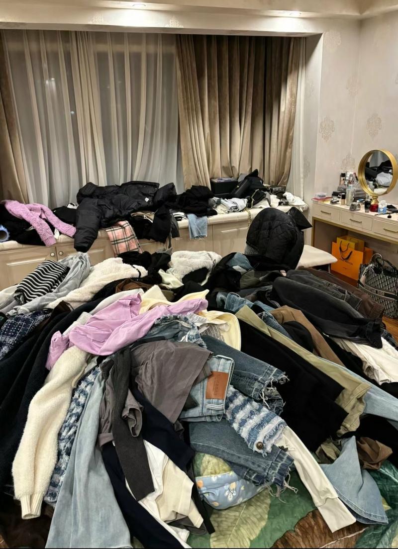 清晨卧室衣帽间挑衣服凌乱场景