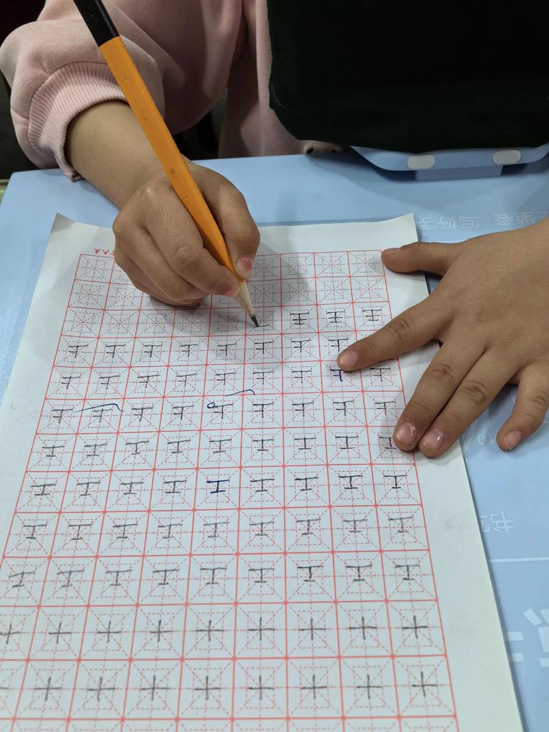 一年级小学生握笔写字特写