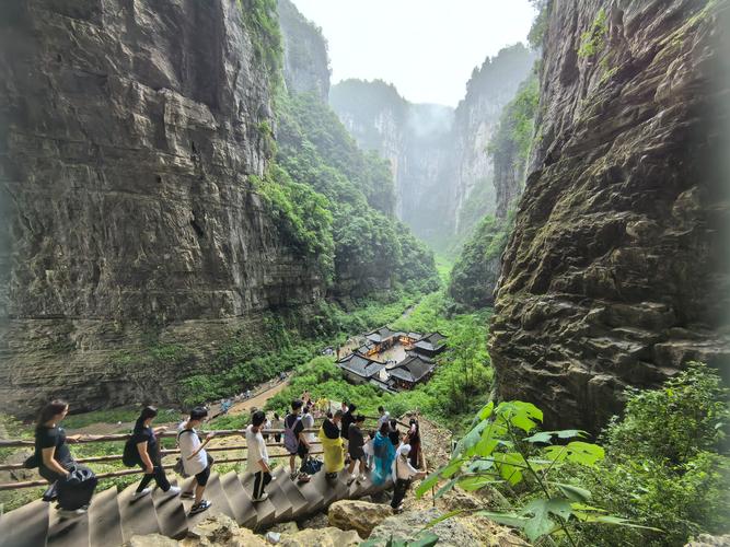 武隆天生三桥：地心探险，夏天穿外套的神奇体验
