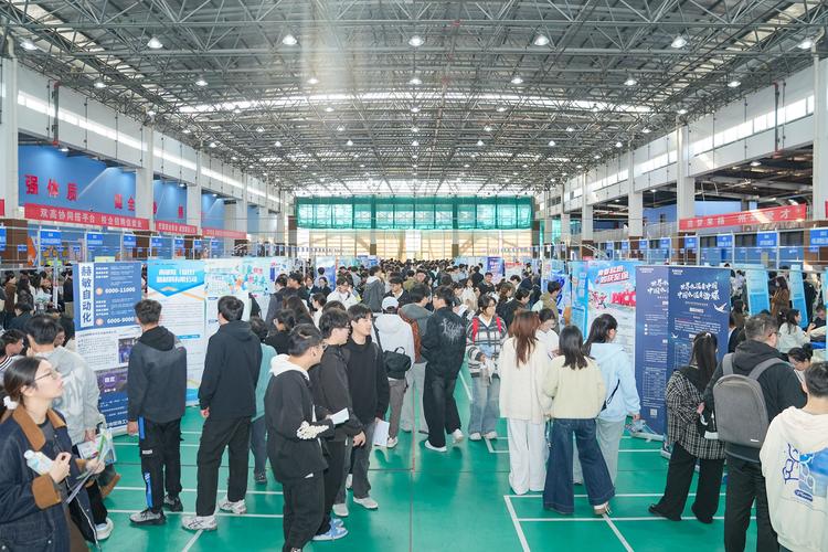 双碳目标下高校新能源专业毕业生招聘会现场