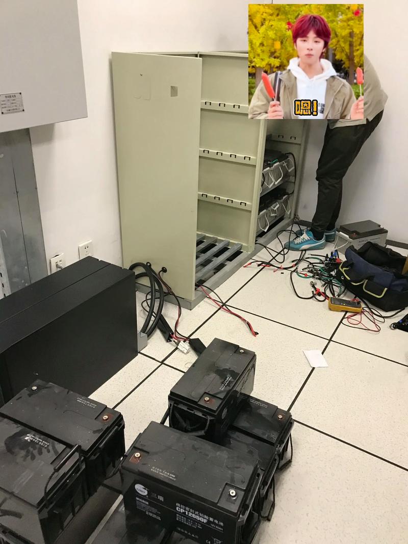 工厂机房UPS电池组鼓包失效现场